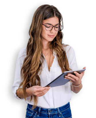 Ragazza sorridente guarda tablet